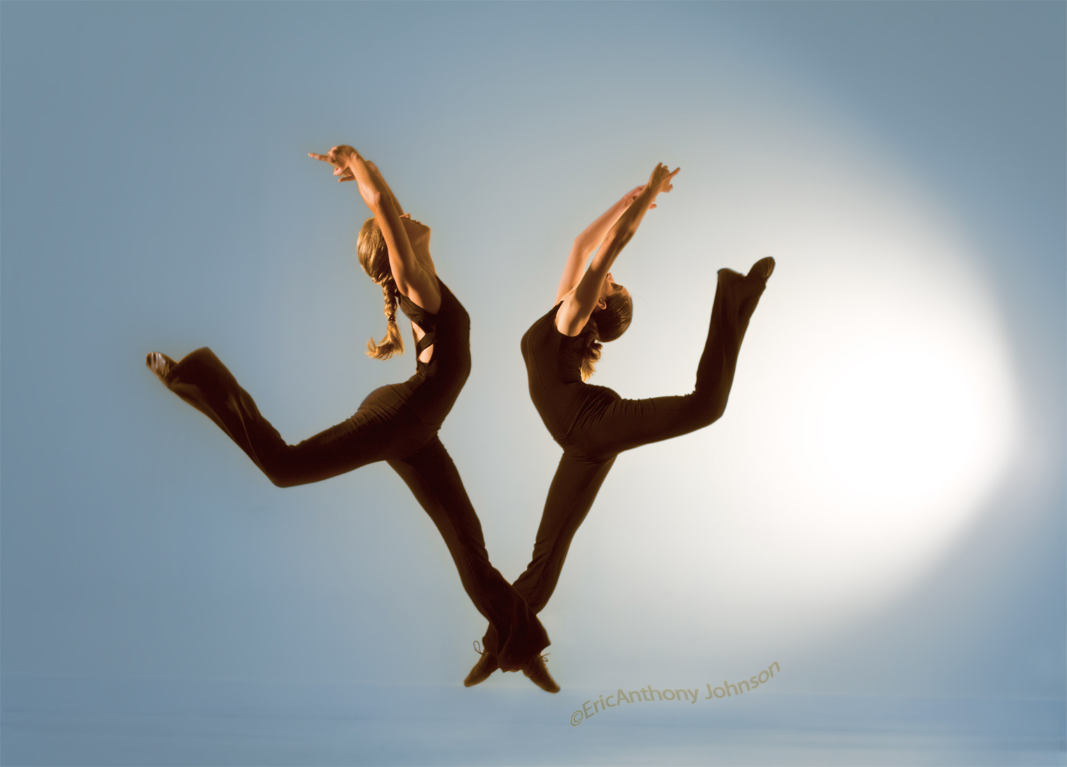 2 jumping dancers